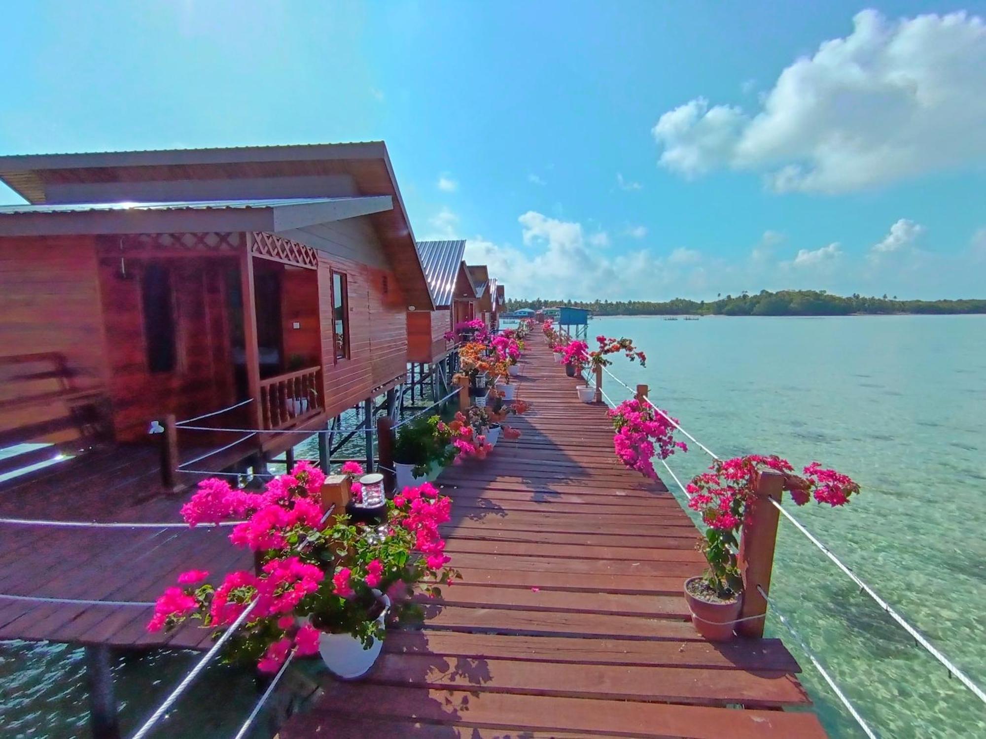 Bed and breakfast La Water House Semporna Extérieur photo